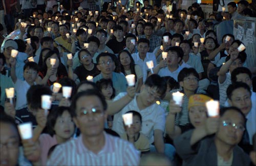 26일 저녁 광주 충장로 삼복서점 앞에는 200여명의 시민들이 나와 파병반대의 촛불을 치켜들었다. 